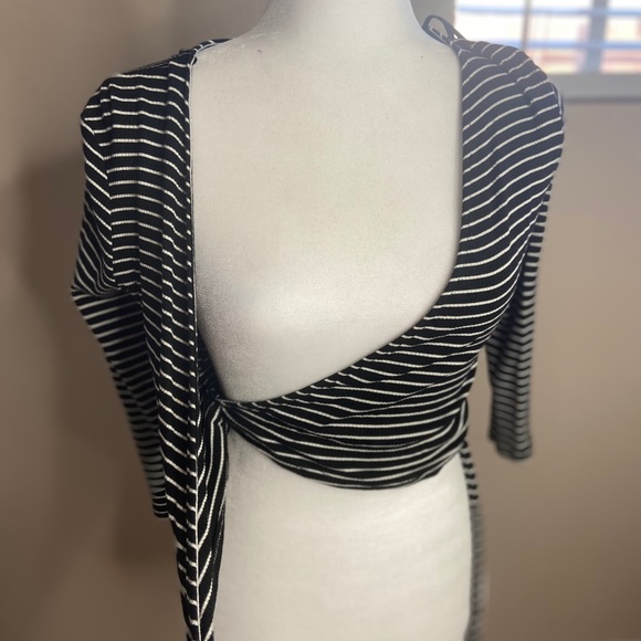 Cropped going out top - Picture 2 of 4